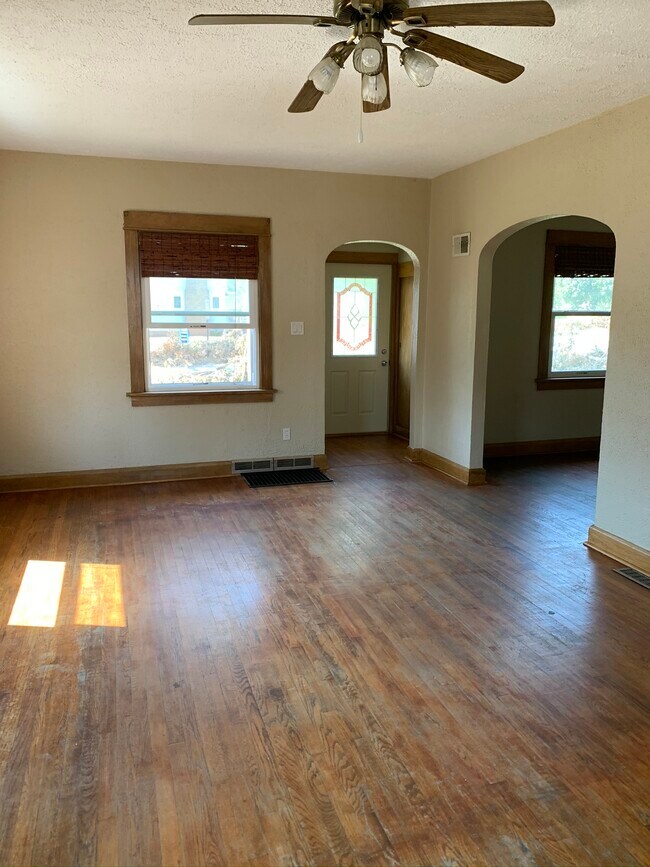 Building Photo - 1126 Elmhurst Dr NE