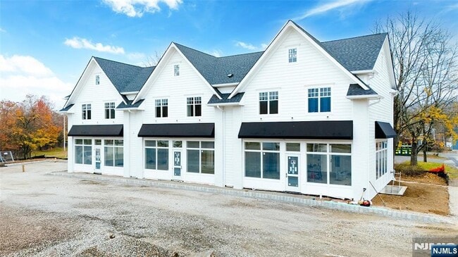 Building Photo - 445 Ramapo Valley Rd