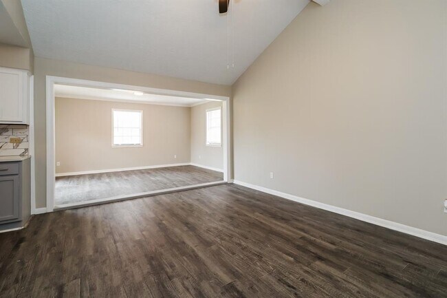 Foto del edificio - 5302 Hemlock Dr