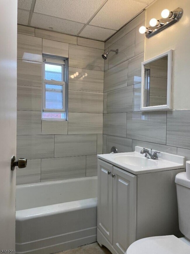 Foto del edificio - 138 Midland Pl