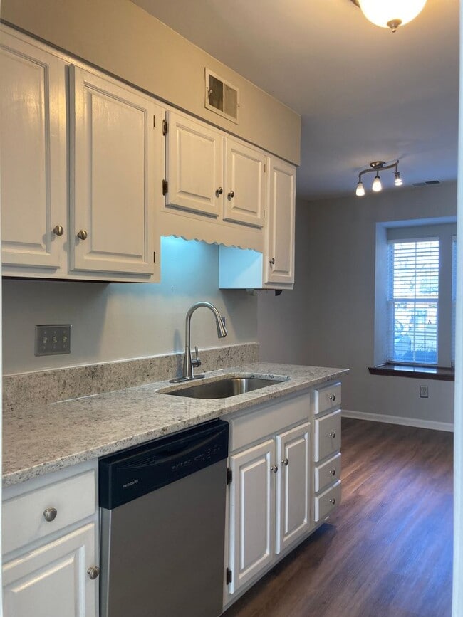 Building Photo - South Charlotte Townhome for Immediate Mov...