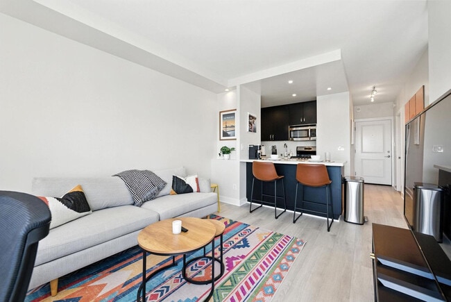 Building Photo - 899 Pine St