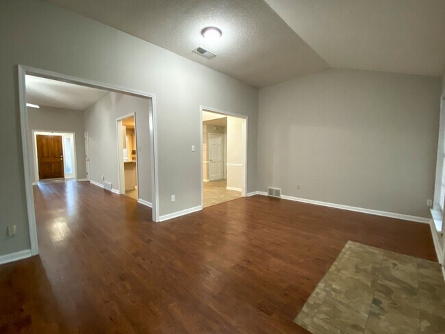 Building Photo - Large 3 bed, 2 bath in Cordova with Fresh ...