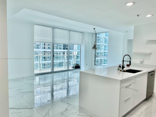 Foto del edificio - 300 S Biscayne Blvd