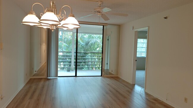 Building Photo - 4640 Lucerne Lakes Blvd