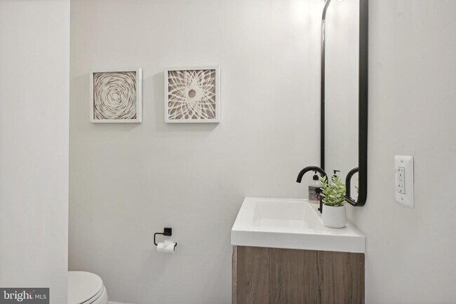 Foto del edificio - 3657 13th St NW