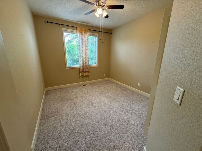 Foto del edificio - Beautiful Single-Family 4BD | 3BA Home + M...