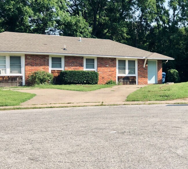 Building Photo - 410 NE Westwind Dr