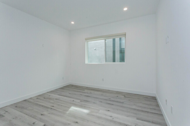 Building Photo - 947 Wilcox Ave