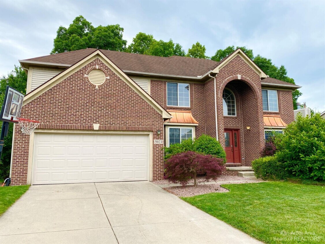 Primary Photo - 5923 Cedar Ridge Dr