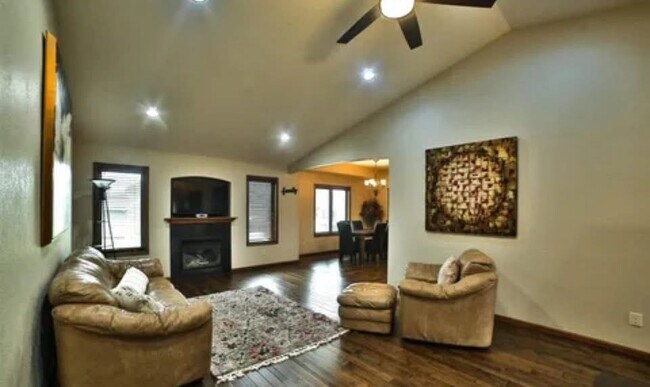 Building Photo - 105 S Country Club Ave