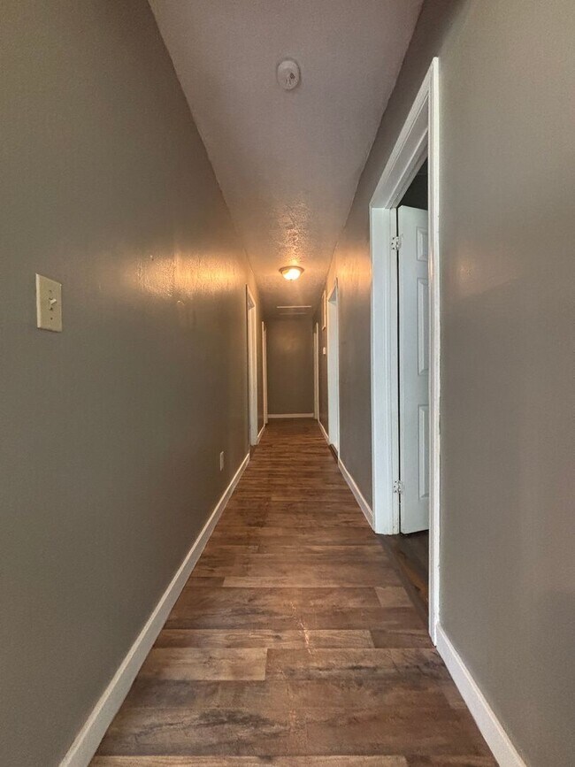 Foto del edificio - Rent this 3 Bedroom 1.5 Bath with a Covered Front Porch