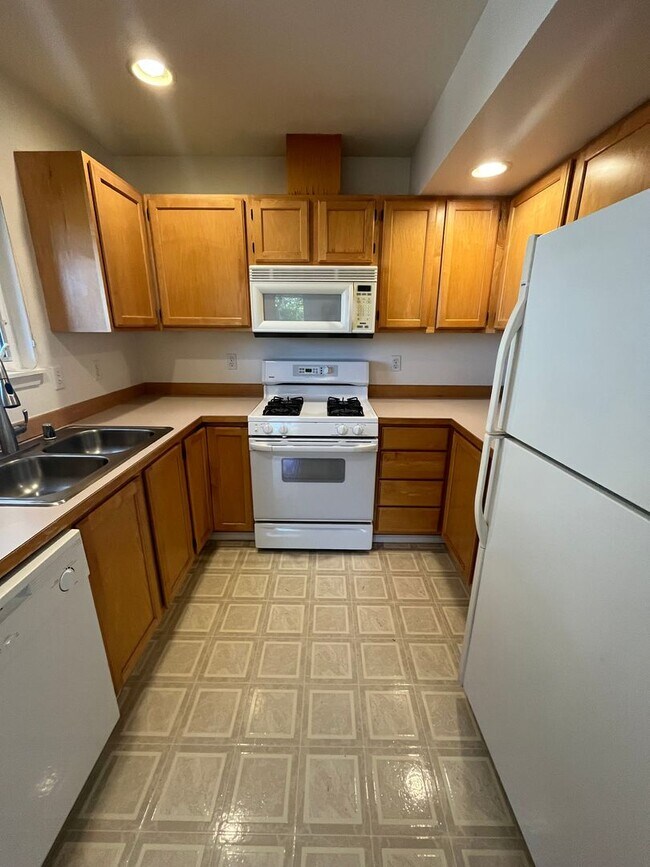 Building Photo - Available 2 bedroom Town House with Parking