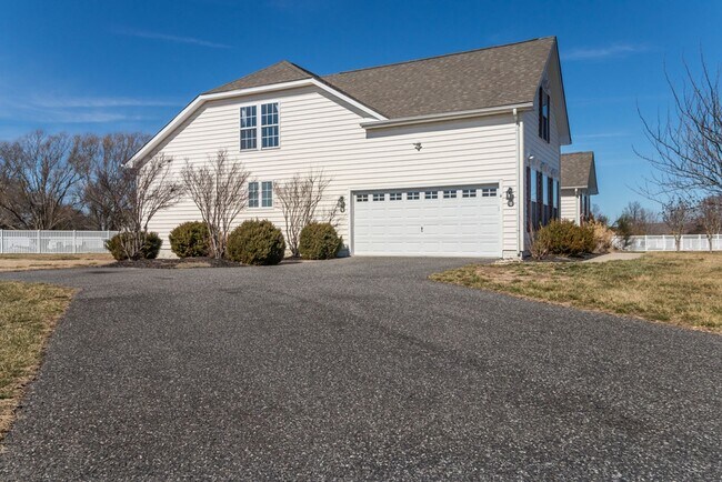 Foto del edificio - Rare Opportunity Available Now! 4-Bedroom ...