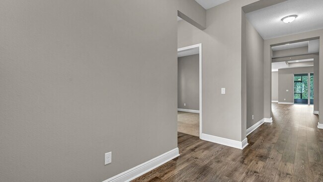 Building Photo - Well laid out 4 Beds/3Bths plus Den, scree...