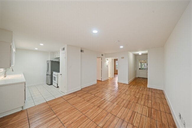 Building Photo - 8245 Kingsbrook Rd