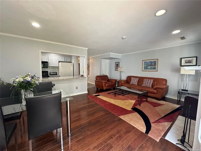 Building Photo - 802 Sara Cir