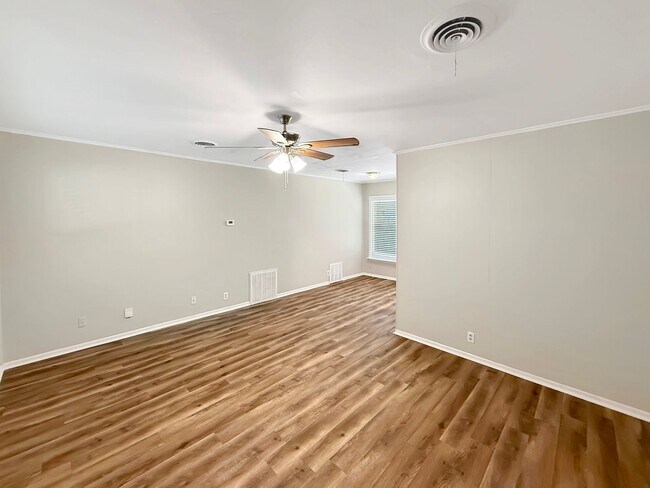 Building Photo - Move-In Ready Home with Brand New Interior Updates