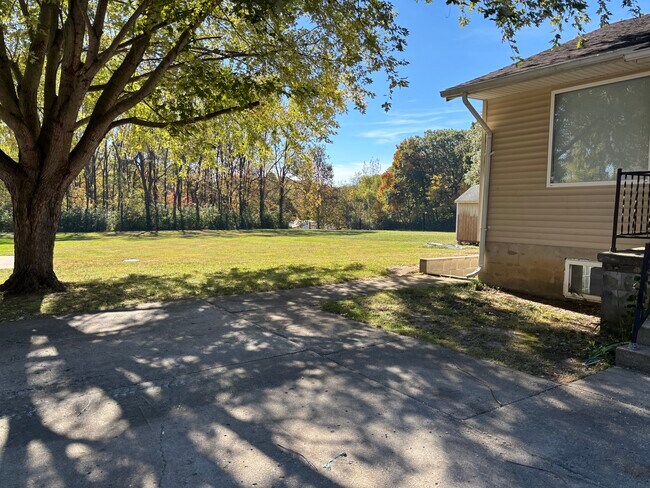 Foto del edificio - 4937 N River Rd