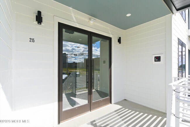 Building Photo - 215 2nd Ave