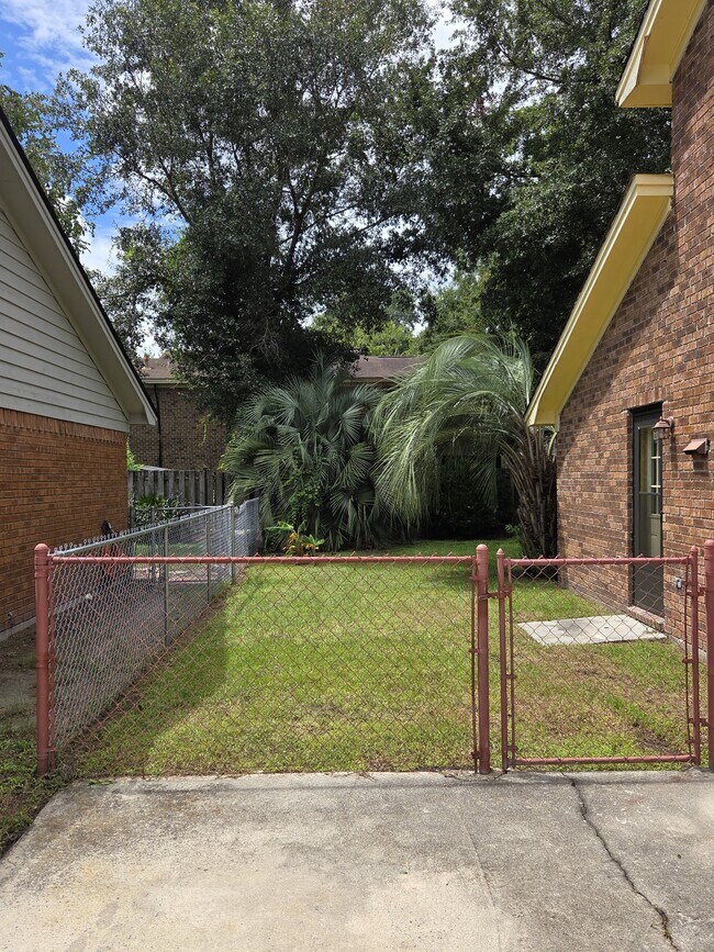 Building Photo - 123 Hunt Club Ct