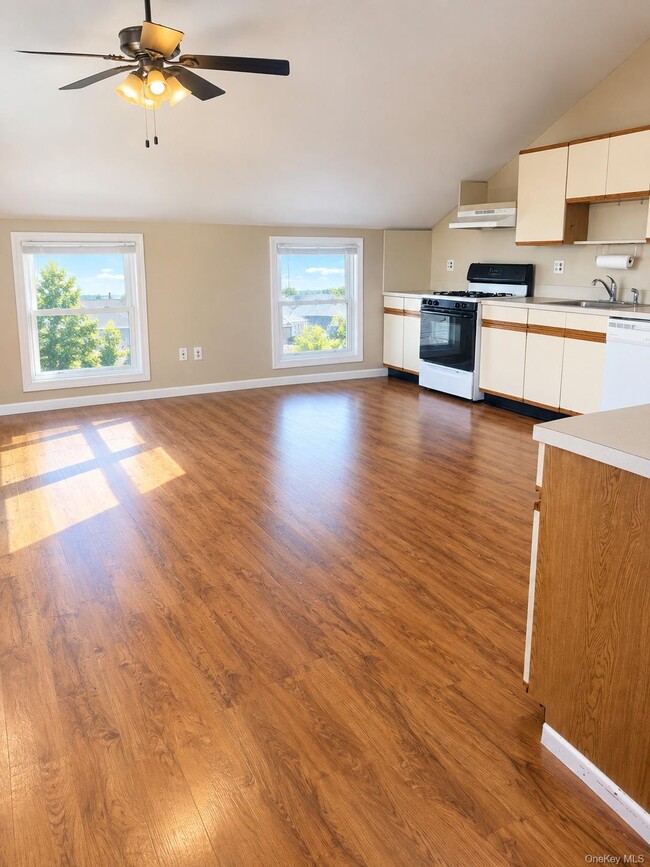 Foto del edificio - 46 Meadow Ln