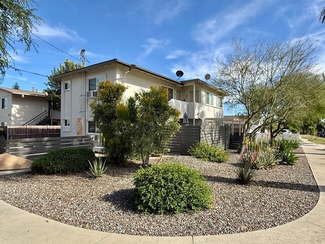 Building Photo - 212 E 8th St