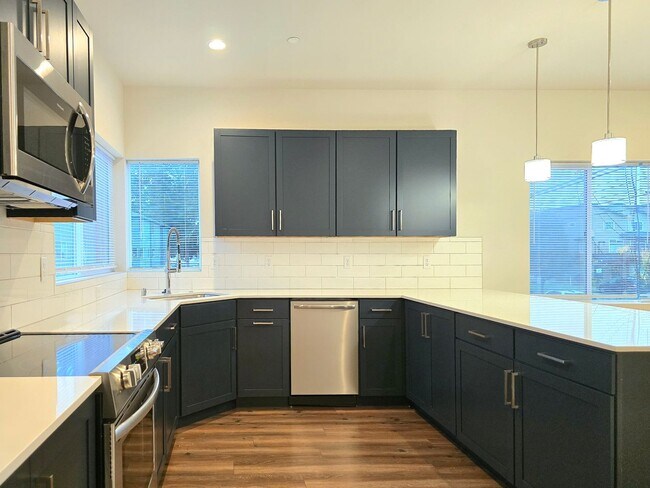 Building Photo - 4 Bedroom Townhome in Monroe - Pet Friendly!