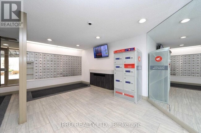 Building Photo - 7811-7811 Yonge St