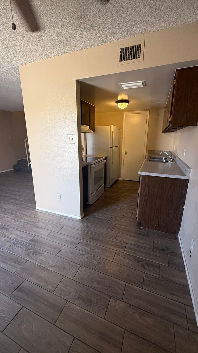 Building Photo - Villas West Two Bedroom Townhome