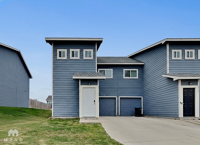 Building Photo - 3230 S Cherry Ln