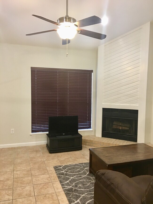 Foto del edificio - 5242 Butter Creek Ln.
