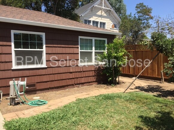 Building Photo - 460 Sleeper Ave