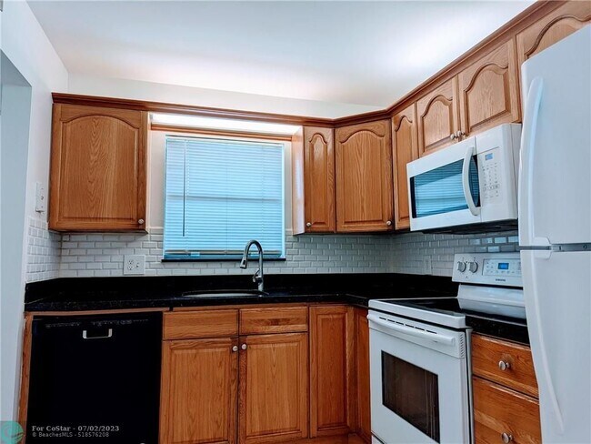 Building Photo - 21915 Lake Forest Cir