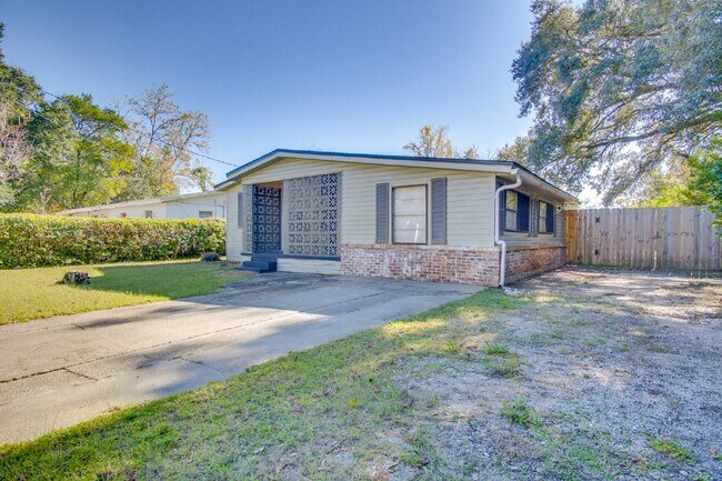 Building Photo - Well-Located 3BR, 2BA Pensacola Home with Hardwood Floors, Bonus Den, Updated Bathroom & Fully Fe...