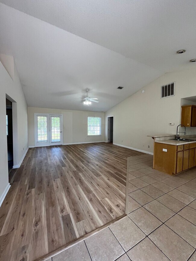 Building Photo - 209 Royal Palms Ave