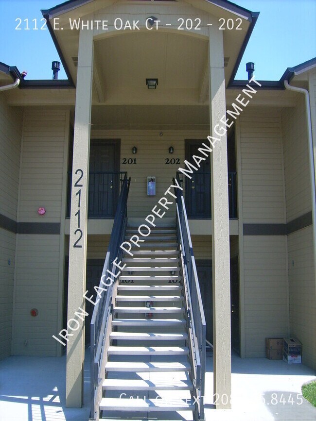Building Photo - 2112 E White Oak Ct