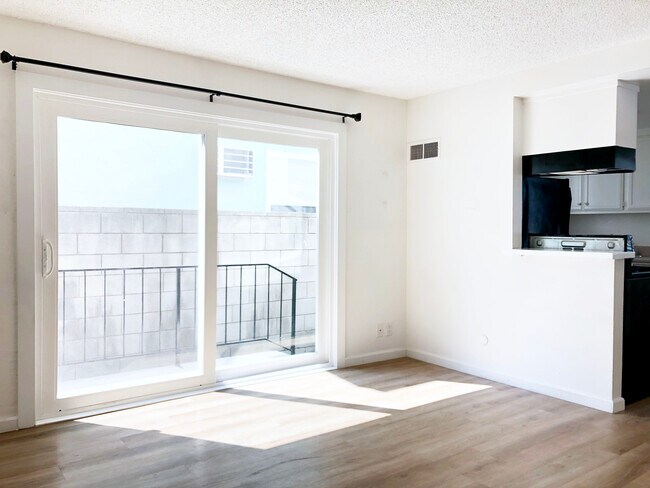 Building Photo - 4329 Van Nuys Blvd