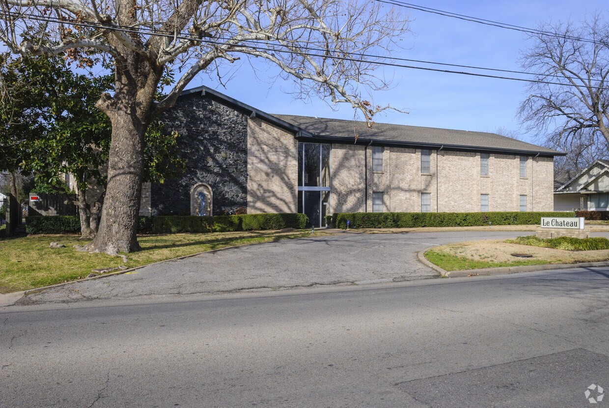 Le Chateau Apartments in Greenville, TX