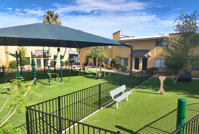 Building Photo - Villas Las Naranjas