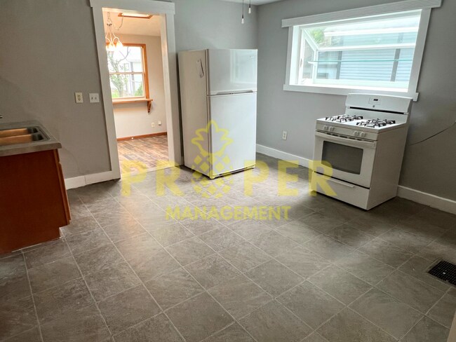 Building Photo - 2 bedroom 1 bathroom house for rent