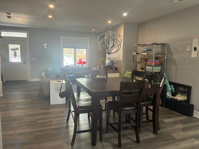 Building Photo - 4 BED 3.5 BATH RENOVATED HOUSE WITH AC LAUNDRY OUTDOOR SPACE!