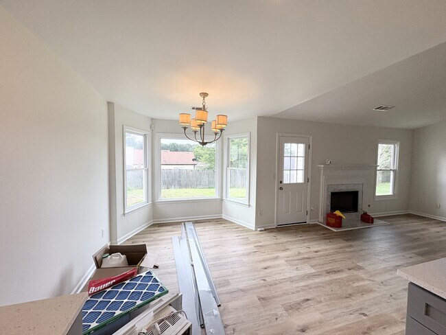Foto del edificio - 2464 Morning Glory Ln NW