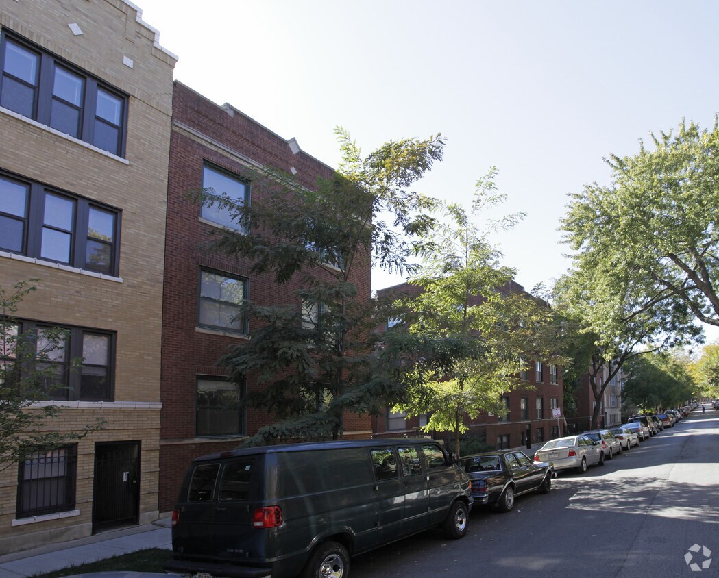 Building Photo - 841 W Cornelia Ave