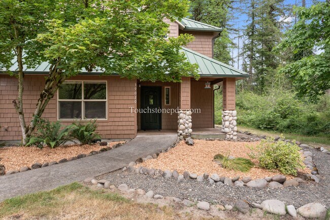 Building Photo - Scenic 3BD|3BA Alongside the Sandy River