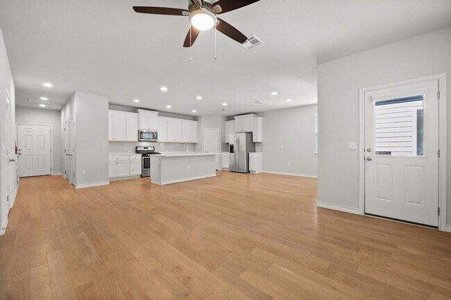 Building Photo - Spacious 4 bedroom, 2.5 bathroom home in t...
