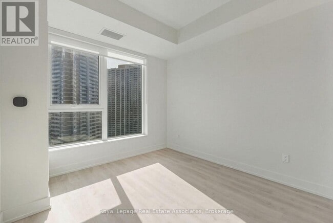 Photo du bâtiment - 60 Central Park Roadway