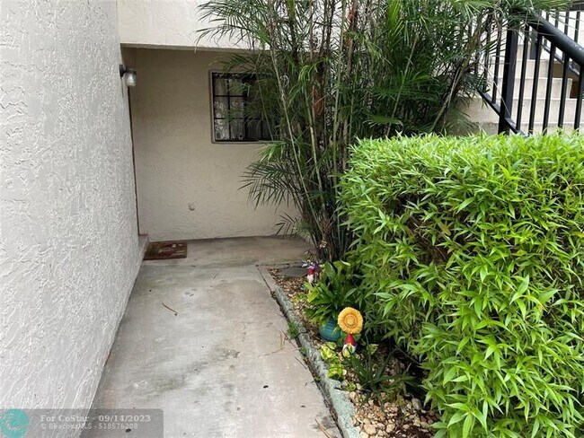 Building Photo - 12222 Royal Palm Blvd
