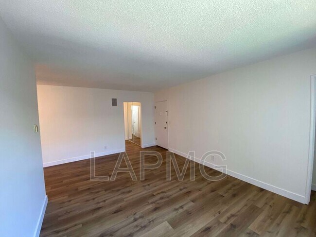 Foto del edificio - 233 N Hollywood Way