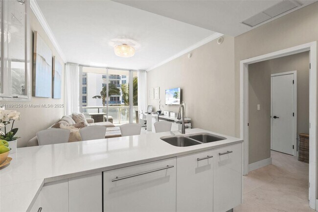 Foto del edificio - 6799 Collins Ave